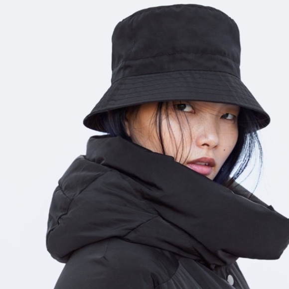 Zara Accessories - Zara black bucket hat